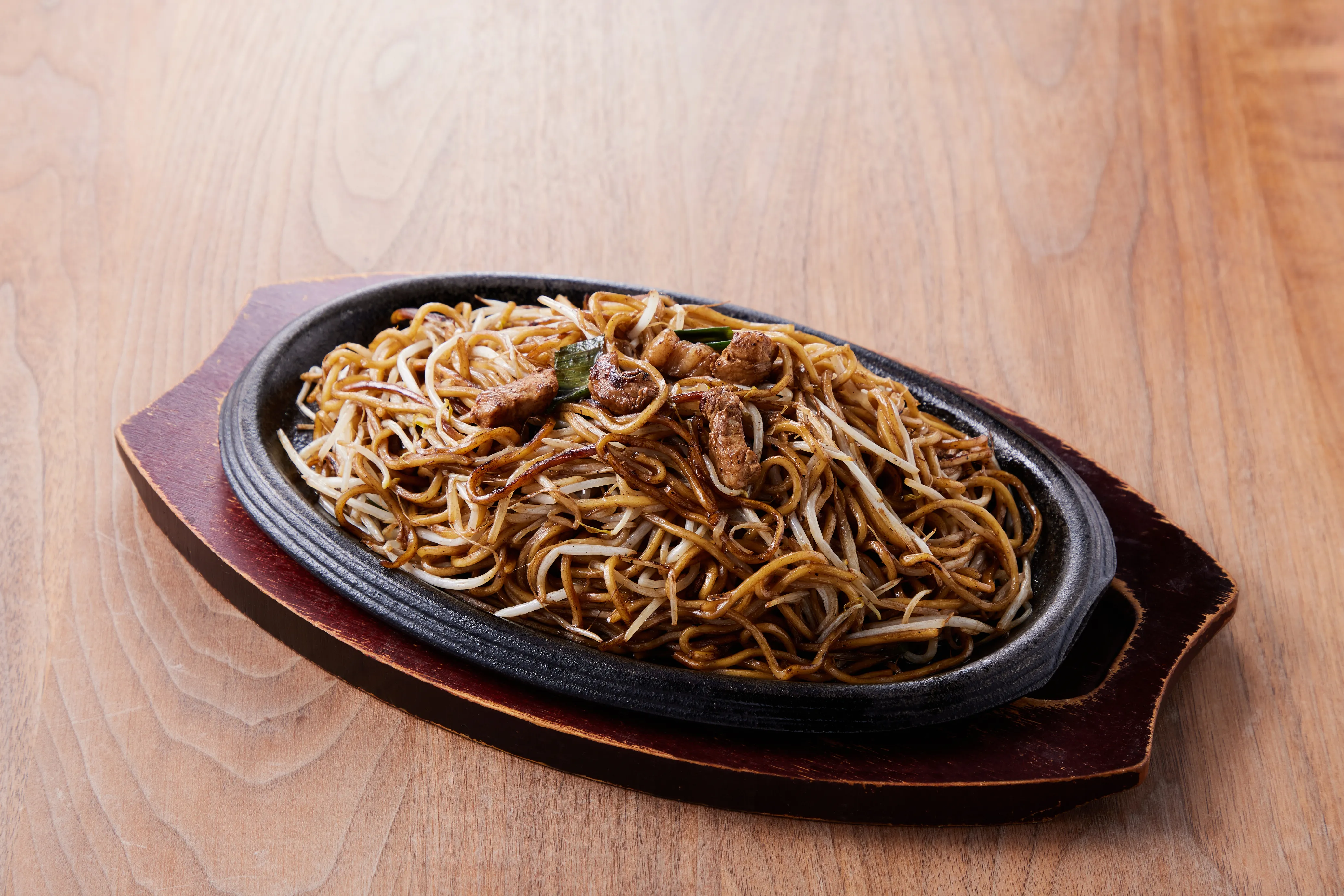 鉄板に盛り付けた焼きそば